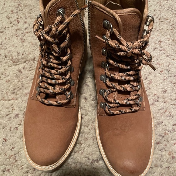 Dolce Vita Huey Hiker Boots in camel.  New without box - Picture 2 of 4